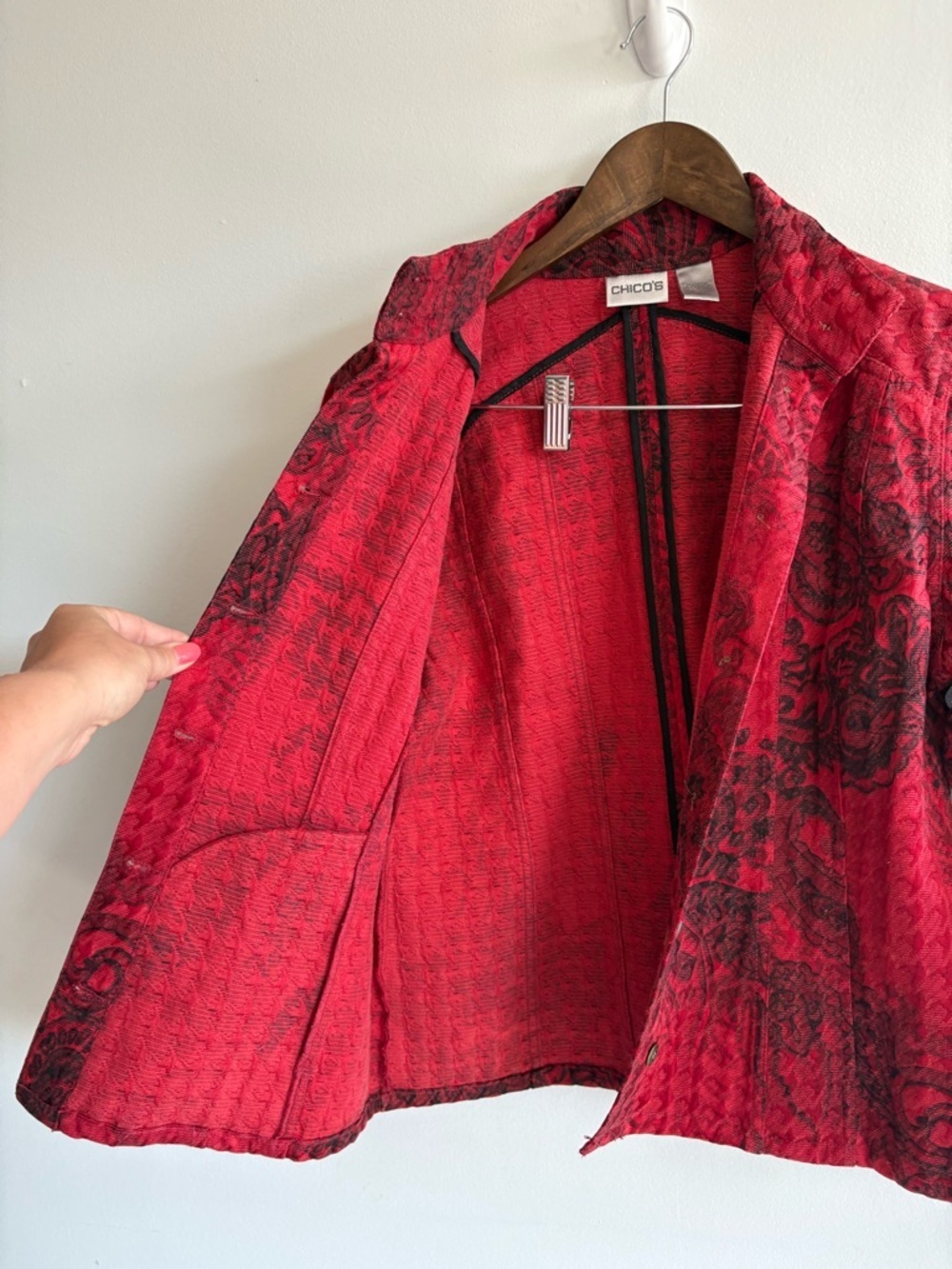 Chico’s Red Black Jacquard Jacket Size 1 (M) Textured Button Front Blazer - Picture 2 of 8